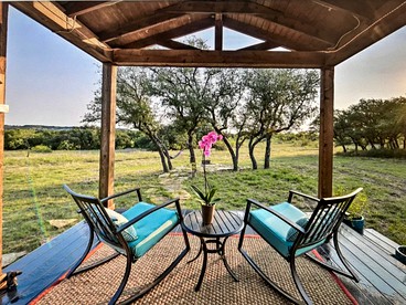 Cozy Cabin Rental Ideal for a Couple's Retreat in Texas - May, Texas - glamping.directory