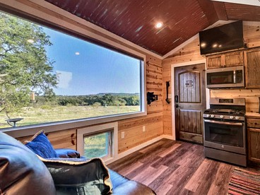 Cozy Cabin Rental Ideal for a Couple's Retreat in Texas - May, Texas - glamping.directory