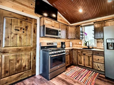 Cozy Cabin Rental Ideal for a Couple's Retreat in Texas - May, Texas - glamping.directory