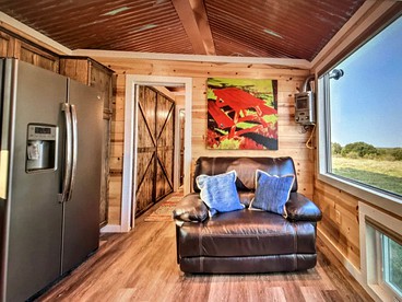 Cozy Cabin Rental Ideal for a Couple's Retreat in Texas - May, Texas - glamping.directory