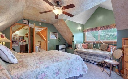 Charming Nautical-Themed Inn Room with Private Whirlpool & Lake Views Near Lake Helen, Florida - Lake Helen, Florida - glamping.directory