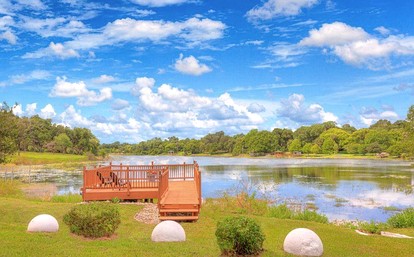 Charming Nautical-Themed Inn Room with Private Whirlpool & Lake Views Near Lake Helen, Florida - Lake Helen, Florida - glamping.directory