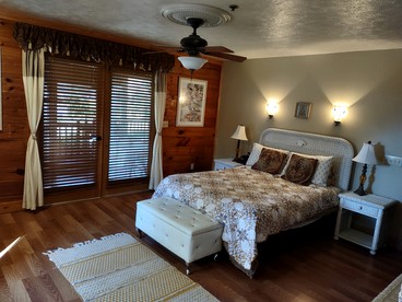 Charming Nautical-Themed Inn Room with Private Whirlpool & Lake Views Near Lake Helen, Florida - Lake Helen, Florida - glamping.directory