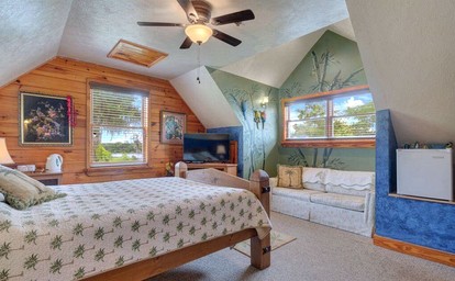 Charming Nautical-Themed Inn Room with Private Whirlpool & Lake Views Near Lake Helen, Florida - Lake Helen, Florida - glamping.directory