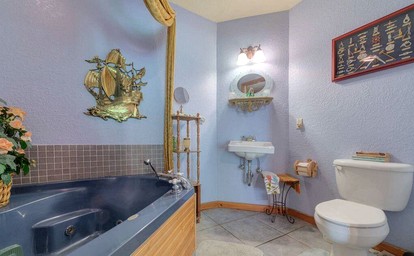 Charming Nautical-Themed Inn Room with Private Whirlpool & Lake Views Near Lake Helen, Florida - Lake Helen, Florida - glamping.directory