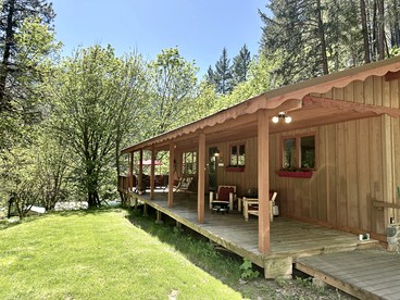 Family-Friendly Cabin with Large Deck and Hot-Tub in Washington - glamping.directory
