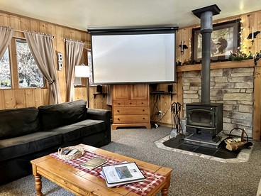 Family-Friendly Cabin with Large Deck and Hot-Tub in Washington - Leavenworth, Washington - glamping.directory