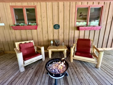 Family-Friendly Cabin with Large Deck and Hot-Tub in Washington - Leavenworth, Washington - glamping.directory