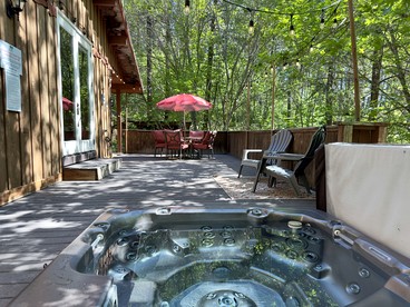 Family-Friendly Cabin with Large Deck and Hot-Tub in Washington - Leavenworth, Washington - glamping.directory