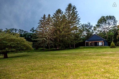Luxurious Modern Chalet Rental on Top of the Shawangunk Mountains in New York - Cragsmoor, New York - glamping.directory
