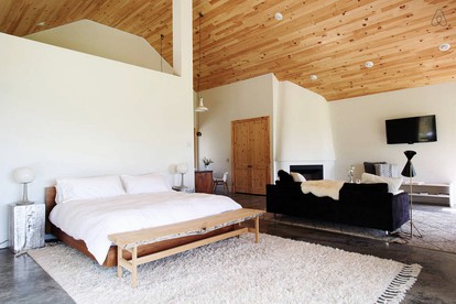 Luxurious Modern Chalet Rental on Top of the Shawangunk Mountains in New York - Cragsmoor, New York - glamping.directory