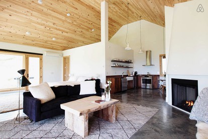 Luxurious Modern Chalet Rental on Top of the Shawangunk Mountains in New York - Cragsmoor, New York - glamping.directory