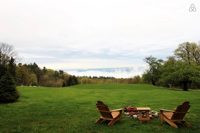 Luxurious Modern Chalet Rental on Top of the Shawangunk Mountains in New York - Cragsmoor, New York - glamping.directory
