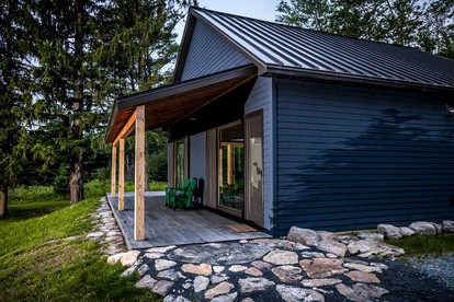 Luxurious Modern Chalet Rental on Top of the Shawangunk Mountains in New York - Cragsmoor, New York - glamping.directory