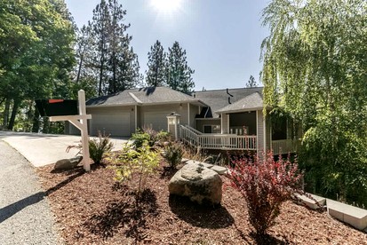 Enchanting Vacation Rental with Breathtaking Lake Views near Lake Fernan in Idaho - Coeur d'Alene, Idaho - glamping.directory