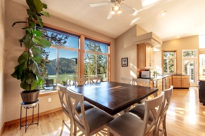 Enchanting Vacation Rental with Breathtaking Lake Views near Lake Fernan in Idaho - Coeur d'Alene, Idaho - glamping.directory