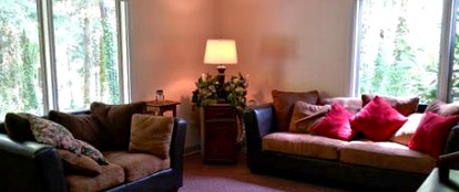 Oregon Cottage Rental with a King-Size Bed Overlooking Blue River - Blue River, Oregon - glamping.directory