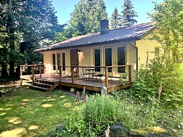 Oregon Cottage Rental with a King-Size Bed Overlooking Blue River - glamping.directory