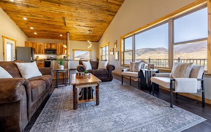 Dog-Friendly Cabin with Panoramic Mountain Views in Wyoming - Cody, Wyoming - glamping.directory
