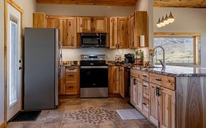 Dog-Friendly Cabin with Panoramic Mountain Views in Wyoming - Cody, Wyoming - glamping.directory