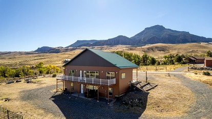 Dog-Friendly Cabin with Panoramic Mountain Views in Wyoming - Cody, Wyoming - glamping.directory