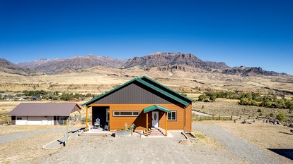 Dog-Friendly Cabin with Panoramic Mountain Views in Wyoming - Cody, Wyoming - glamping.directory