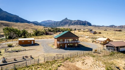 Dog-Friendly Cabin with Panoramic Mountain Views in Wyoming - Cody, Wyoming - glamping.directory