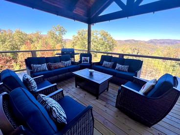Lazy Bear Lodge (5-Bedroom Cabin) with Pool and Mountain in Walland, Tennessee - Walland, Tennessee - glamping.directory