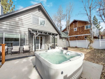 Relaxing Nature-Inspired Retreat with Cozy Lounge in Big Bear, California - Big Bear, California - glamping.directory