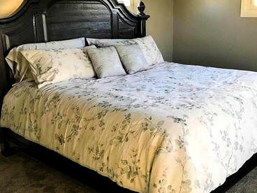 Lovely Cottage Rental Overlooking the River in Iowa Falls for a Getway near Waterloo, Iowa - Iowa Falls, Iowa - glamping.directory