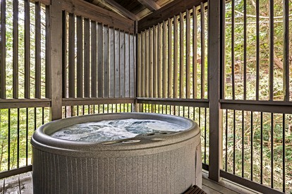 Charming Cabin in Gatlinburg for Cozy Family Glamping Vacations in Tennessee - Gatlinburg, Tennessee - glamping.directory