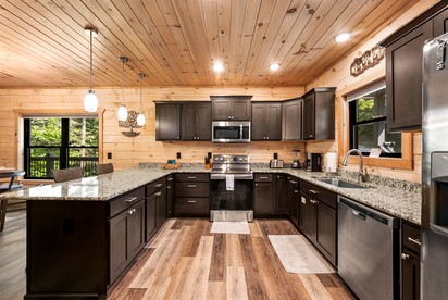 Charming Cabin in Gatlinburg for Cozy Family Glamping Vacations in Tennessee - Gatlinburg, Tennessee - glamping.directory