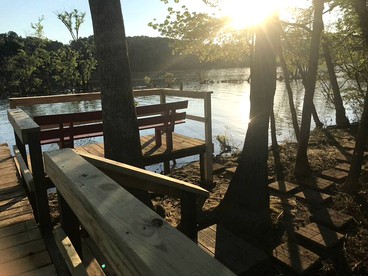 Waterfront Cottage with Fire Pit, Kayaks, Dock and Picnic Space in Charlotte, North Carolina - Charlotte, North Carolina - glamping.directory
