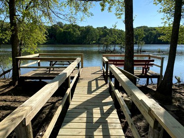 Waterfront Cottage with Fire Pit, Kayaks, Dock and Picnic Space in Charlotte, North Carolina - Charlotte, North Carolina - glamping.directory