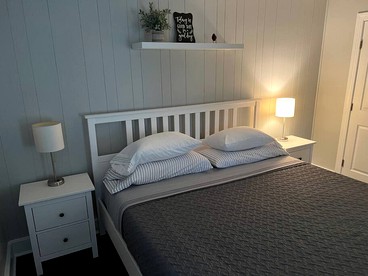 Waterfront Cottage with Fire Pit, Kayaks, Dock and Picnic Space in Charlotte, North Carolina - Charlotte, North Carolina - glamping.directory