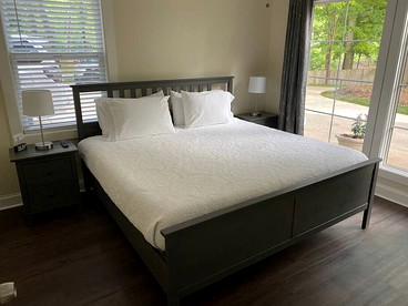 Waterfront Cottage with Fire Pit, Kayaks, Dock and Picnic Space in Charlotte, North Carolina - Charlotte, North Carolina - glamping.directory
