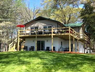 Waterfront Cottage with Fire Pit, Kayaks, Dock and Picnic Space in Charlotte, North Carolina - Charlotte, North Carolina - glamping.directory
