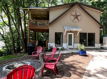 Waterfront Cottage with Fire Pit, Kayaks, Dock and Picnic Space in Charlotte, North Carolina - Charlotte, North Carolina - glamping.directory