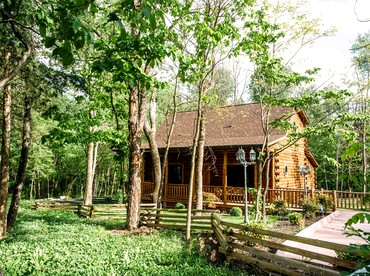 Log Cabin Rental with a Porch near Shenandoah National Park, Virginia - Shenandoah , Virginia - glamping.directory