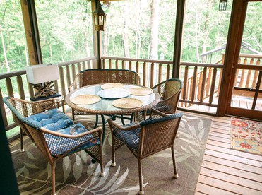 Log Cabin Rental with a Porch near Shenandoah National Park, Virginia - Shenandoah , Virginia - glamping.directory