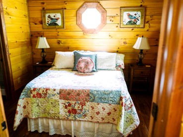 Log Cabin Rental with a Porch near Shenandoah National Park, Virginia - Shenandoah , Virginia - glamping.directory