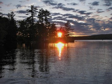 Idyllic Cottage Rental Surrounded by the Belgrade Lakes in Maine - Rome, Maine - glamping.directory