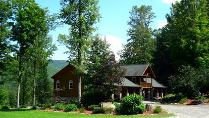 Spacious Villa Rental with a Pool for a Large Group near Catskill Mountains, New York - Fishs Eddy, New York - glamping.directory