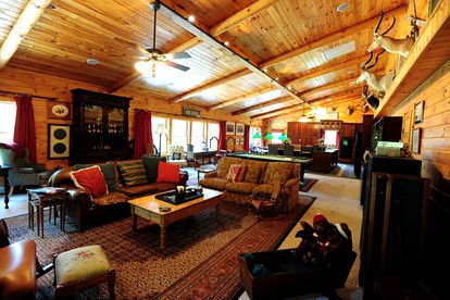 Spacious Villa Rental with a Pool for a Large Group near Catskill Mountains, New York - Fishs Eddy, New York - glamping.directory