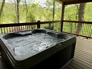Beautiful Fully Furnished Cabin with Hot-Tub and Game Room in Gatlinburg, Tennesse - Gatlinburg, Tennessee - glamping.directory