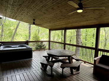 Beautiful Fully Furnished Cabin with Hot-Tub and Game Room in Gatlinburg, Tennesse - Gatlinburg, Tennessee - glamping.directory