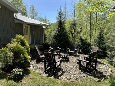Beautiful Fully Furnished Cabin with Hot-Tub and Game Room in Gatlinburg, Tennesse - glamping.directory