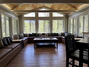 Beautiful Fully Furnished Cabin with Hot-Tub and Game Room in Gatlinburg, Tennesse - Gatlinburg, Tennessee - glamping.directory