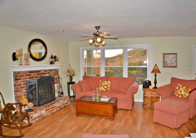 Spacious Vacation Rental near Great Smoky Mountains National Park in Townsend, Tennessee - Townsend, Tennessee - glamping.directory