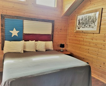 Amazing Family Vacations in Nature in this Cute Log Cabin near Austin, Texas - Pipe Creek, Texas - glamping.directory